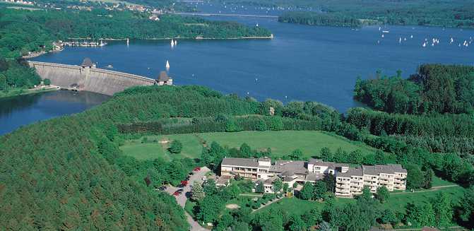 das-heinrich-luebke-haus-inmitten-der-natur-am-moehnesee